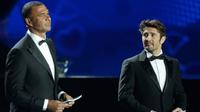 Dua legenda sepak bola dunia, Ruud Gullit (kiri) dan Bixente Lizarazu akan memimpin acara pengundian putaran final Piala Eropa 2016 yang akan berlangsung di Paris, Sabtu (12/12/2015). (UEFA)