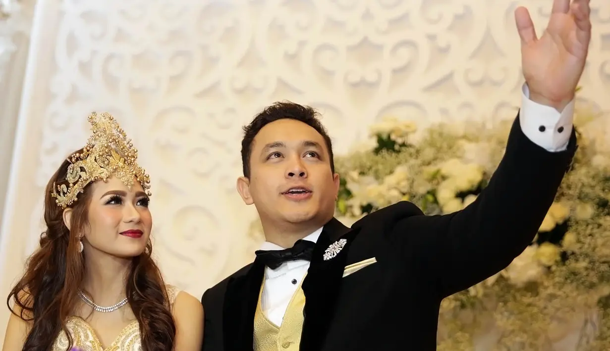 "Honeymoon kita akan ke Eropa dan Inggris khususnya. Kita akan habiskan waktu di sana kurang lebih 15-16 hari," kata Gilang Dirga di Balai Samudra, Kelapa Gading, Jakarta Utara, Minggu (18/9) malam. (Bambang E. Ros/Bintang.com)