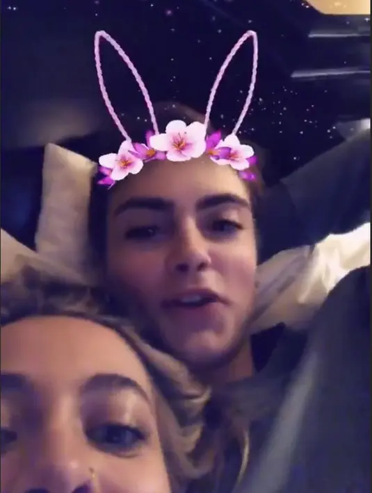 (Putri dari Michael Jackson tersebut mengunggah videonya yang berada di atas tubuh Cara saat di ranjang. (instagram/parisjackson)