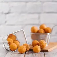 Ilustrasi bola-bola nasi goreng./Copyright shutterstock.com/g/Loskot5d