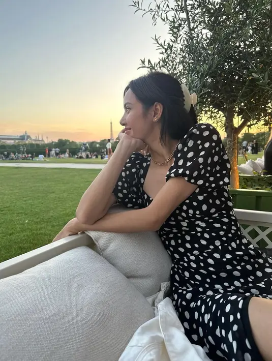 Aksesori kalung dari Bvlgari seharga Rp960jutaan jadi sentuhan mahal di tampilan simple Lisa BLACKPINK [@lalalalisa_m]