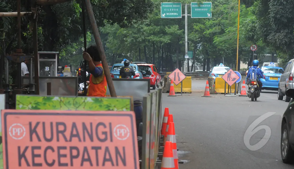 Jalan layang tersebut nantinya akan melewati sembilan halte yakni, Halte Universitas Budiluhur, JORR W2, Swadarma, Cipulir, Seskoal, Carrefour, Kebayoran Lama, Taman Puring, Stasiun MRT, Jakarta, Sabtu (14/2/2015). (Liputan6.com/Herman Zakharia)