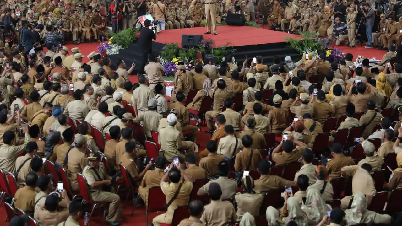 Gubernur Jawa Tengah (Jateng) Ganjar Pranowo mengumpulkan sebanyak 7.810 kepala desa (kades) se-Jateng beserta perwakilan perangkat desa di GOR Jatidiri,