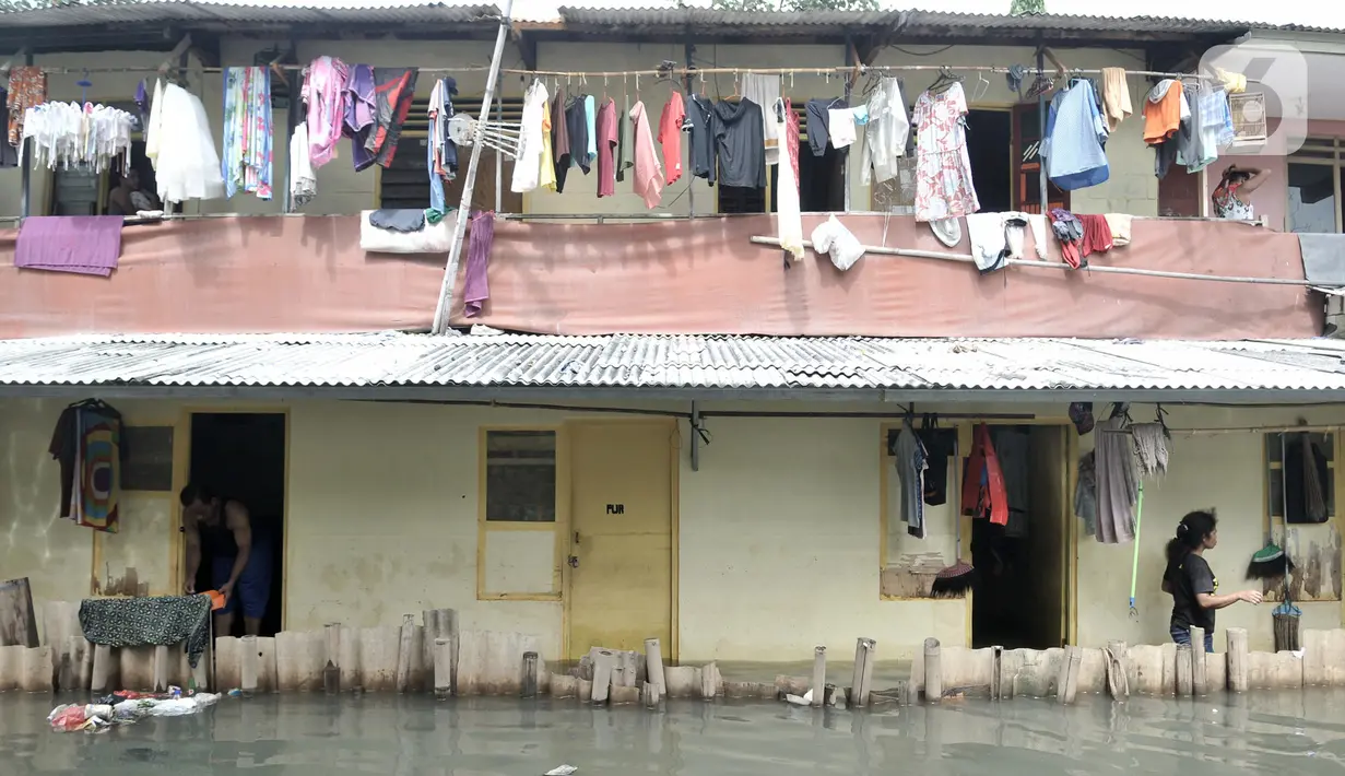 Aktivitas warga di tengah banjir yang masih merendam Kampung Rawa Indah, Jakarta Utara, Senin (24/2/2020). Kampung yang terletak di dua kelurahan, yakni Sukapura dan Pegangsaan Dua tersebut masih terendam banjir hingga sore ini dengan ketinggian air 30-50 cm. (merdeka.com/Iqbal S Nugroho)
