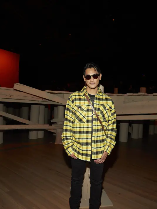 Sementara itu, Afgan terlihat outstanding mengenakan Coach Oversized Flannel Shirt, tampil berani di musim ini dengan kemeja flanel dengan kotak-kotak besar dramatis yang terinspirasi oleh kepala desainer pertama Coach, Bonnie Cashin. (Coach)