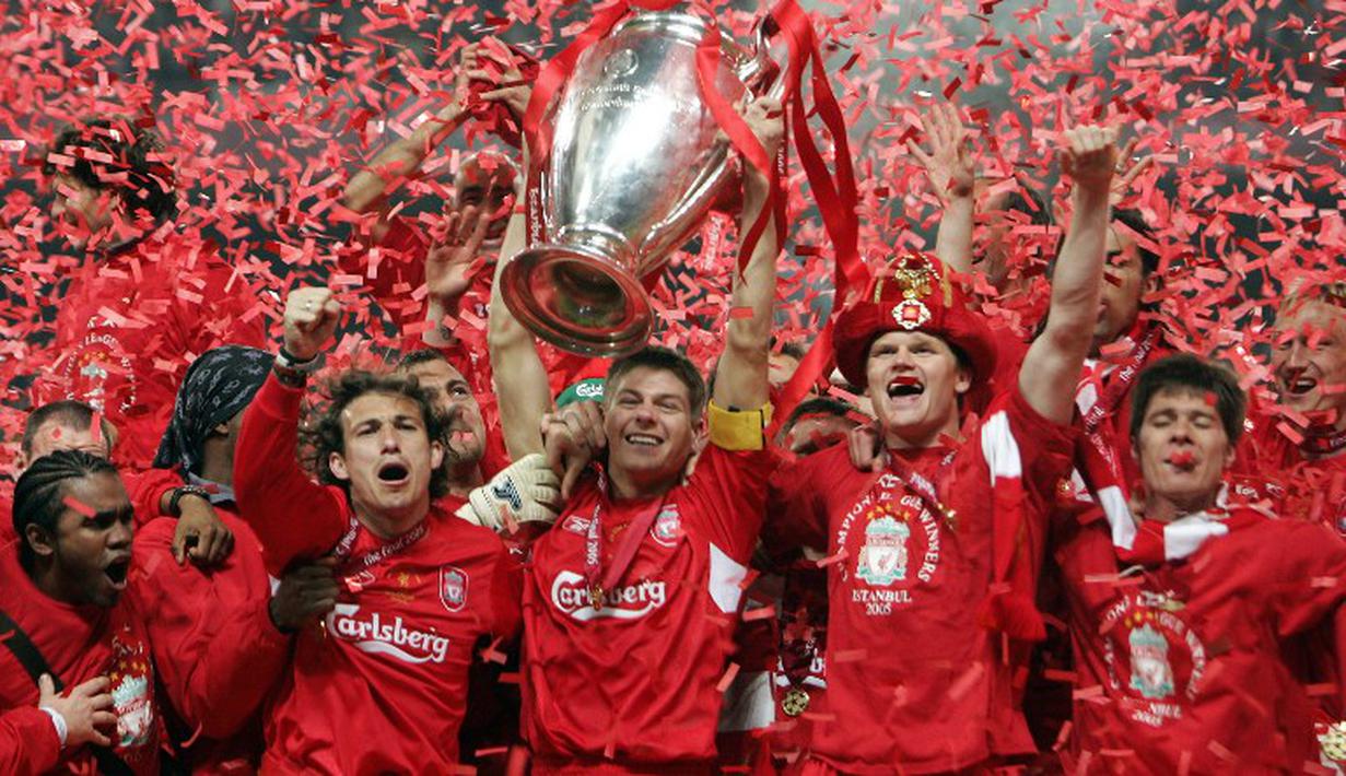 Steven Gerrard mengangkat trofi juara Liga Champions tahun 2005. (AFP PHOTO/FILIPPO MONTEFORTE)