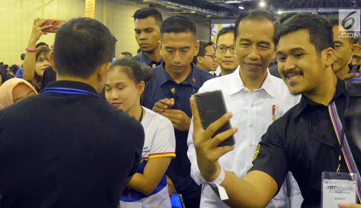 Peserta berswafoto dengan Presiden Joko Widodo saat acara bertajuk "Young On Top NationalConference (YOTCN), Jakarta, Sabtu (25/8). Kegiatan diharapkan dapat memberikan masukan bagi generasi muda dalam meniti masa depan. (Liputan6.com/Pool/Ist)