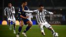 <p>Gelandang Juventus, Filip Kostic mengontrol bola dari kawalan bek Verona, Koray Guenter pada pertandingan lanjutan Liga Serie A Italia di stadion Bentegodi di Verona, Jumat (11/11/2022). Dengan kemenangan ini, Juventus naik ke peringkat empat klasemen dengan 28 poin. (AFP/Marco Bertorello)</p>