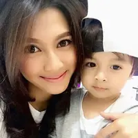 Irena Justine dan anaknya, Arjuna Keith Al Ghifary (Instagram/@irena_justine)