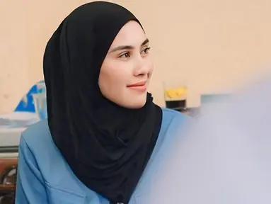 Syahnaz Sadiqah yang kini mantap berhijab, kerap membagikan penampilannya yang bersahaja. Dengan keunggulan Jeje di Pilbup KBB, adik Raffi Ahmad itu berpotensi mendampingi sang suami sebagai ibu bupati. Auranya disebut-sebut menggambarkan kesiapan peran barunya sebagai calon ibu bupati. (Liputan6.com/IG/@syahnazs)