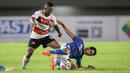 Bukan hanya pandai menyerang dan mencetak gol, Frets pun ikut membantu pertahanan Persib ketika pemain andalan Madura United, David Laly berusaha meringsek barisan pertahanan Maung Bandung. (Bola.com/Bagaskara Lazuardi)