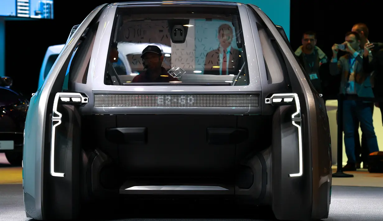 Kendaraan robot dengan mobilitas berbagi, Renault EZ-GO, pada pameran otomotif Geneva Motor Show 2018 di Jenewa, Selasa (6/3). Renault EZ-GO merupakan konsep kendaraan-robot yang berbasis listrik dan teknologi swakemudi. (Fabrice COFFRINI/AFP)