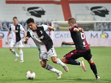 Striker Juventus, Cristiano Ronaldo berebut bola dengan pemain Cagliari, Marko Rog dalam lanjutan Liga Italia di stadion Sardegna Arena, Rabu (29/7/2020). Juventus yang sudah menjadi juara terpeleset di markas Cagliari. (Alessandro Tocco/LaPresse via AP)