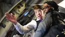Pramugari Bette Nash memberi petunjuk kepada penumpang sebelum penerbangan ke Boston di Bandara Ronald Reagan Washington di Arlington, Virginia (19/21). Bette Nash telah melintasi langit selama enam dekade sebagai pramugari. (AFP Photo/Eric Baradat)