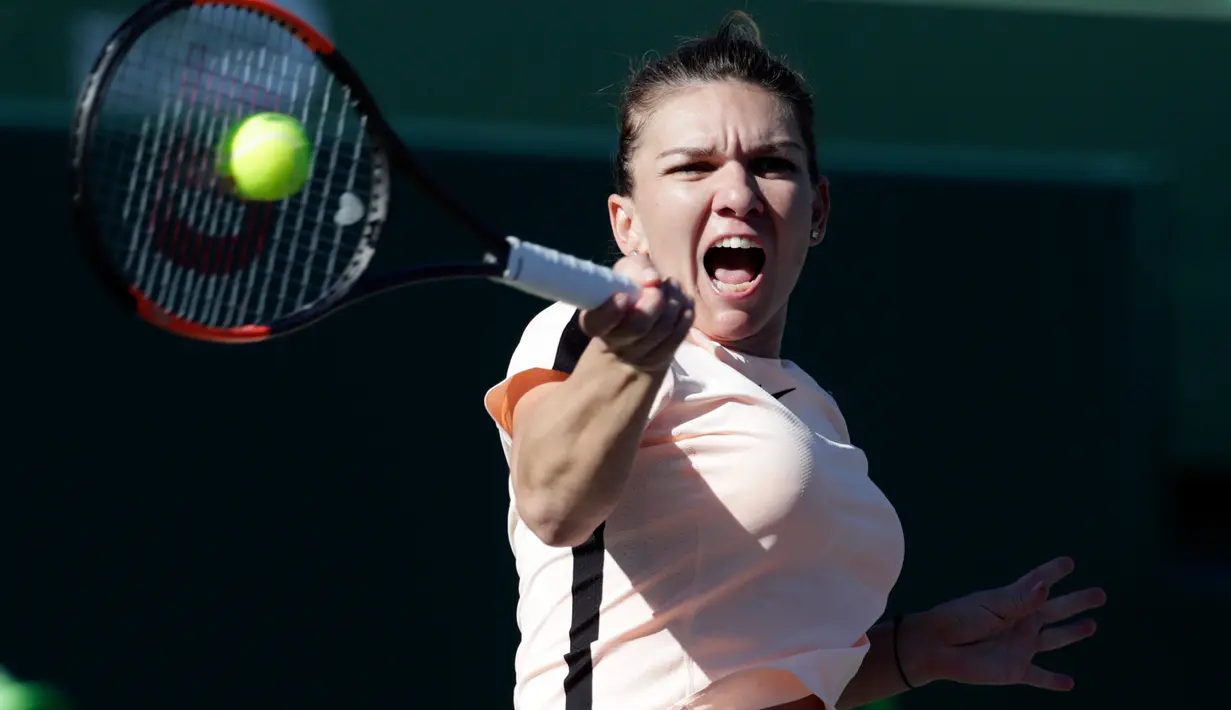 Petenis unggulan pertama, Simona Halep mengembalikan bola ke arah petenis Prancis, Oceane Dodin pada babak kedua Miami Terbuka di Crandon Park, Kamis (22/3). Simona Halep berjuang keras menyingkirkan Océane Dodin dengan 3-6, 6-3, 7-5.  (AP/Lynne Sladky)