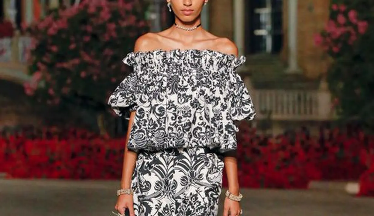 <p>Flamenco sendiri adalah seniman revolusioner. Ia penari pertama yang mengenakan pakaian pria, menggabungkan kekuatan dan kerapuhan melalui seninya. Foto: Document/Dior.</p>