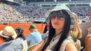 Artis berdarah biru ini rela panas-panasan demi nonton tenis. Ia mengusung penampilan yang tak hanya stylish, tapi juga melindungi dari sengat matahari. [Instagram @ralineshah]