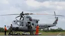 Personel TNI AL mempersiapkan helikopter yang akan digunakan oleh Panglima TNI Jenderal TNI Moeldoko untuk meninjau langsung evakuasi kecelakaan pesawat AirAsia QZ8501, Pangkalan Bun, Kalteng, Selasa (6/1/2015). (Liputan6.com/Andrian M Tunay)