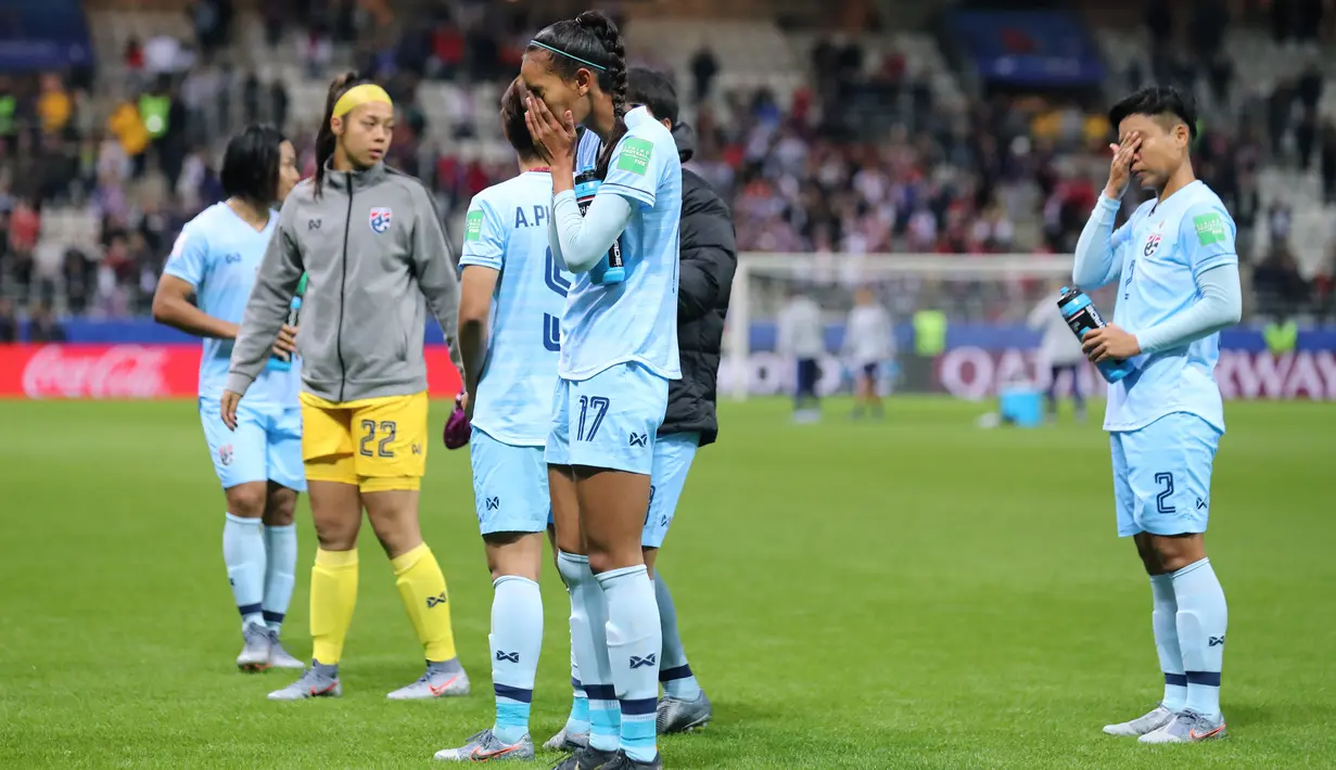 Para pemain Thailand menangis usai pertandingan melawan Amerika Serikat pada grup F Piala Dunia Wanita Prancis 2019 di Stadion Auguste-Delaune di Reims, Prancis (11/6/2019). Amerika Serikat berhasil menang telak atas Thailand dengan skor 13-0. (AFP Photo/Thomas Samson)