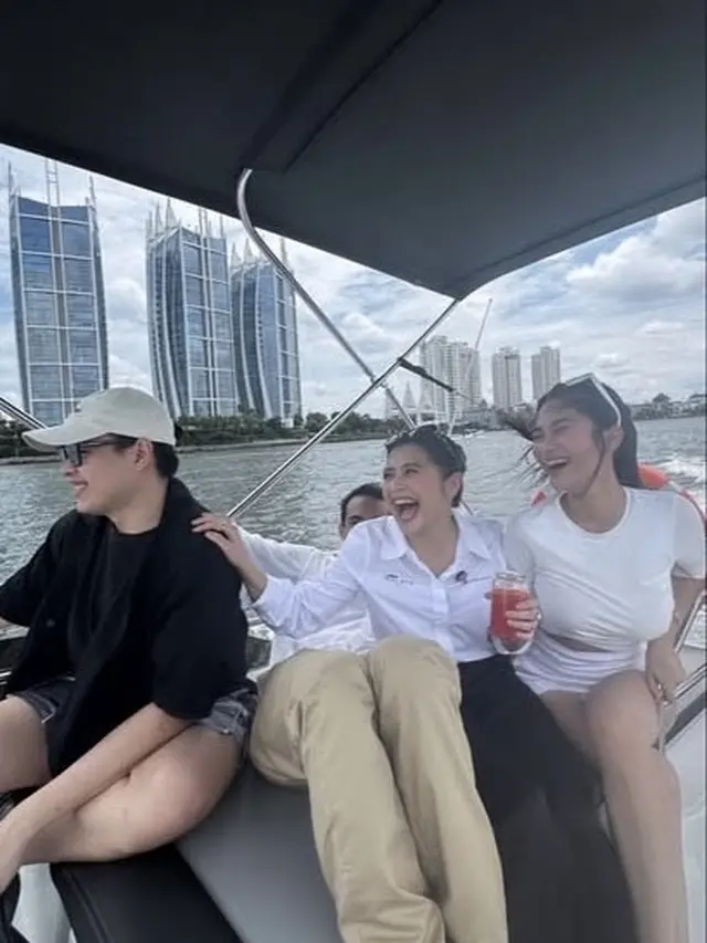 Azizah Salsha saat Mencoba Kapal Mewah Baru Milik Prilly Latuconsina dan Kevin Sanjaya. [@azizahsalsha_]