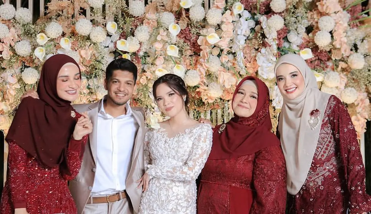 Begitupun dengan sang ibunda, Fanny Bauty tampil dengan busana maroon berpayet serasi dengan kerudungnya. [@shireensungkar/@zaskiasungkar15]