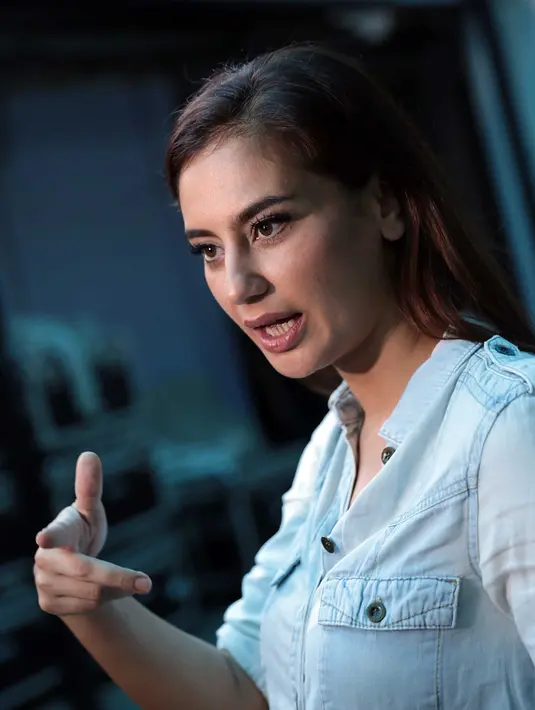 "(Keluarga) udah, temen juga udah. Karena aku selalu bilang Kalo orang yang pacaran sama aku nggak get along sama keluarga atau teman-teman itu pasti susah,” ucap Marissa Nasution di Kapten Tendean, Jakarta Selatan, Kamis (2/3). (Deki Prayoga/Bintang.com)