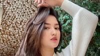 Penampilan Ochi dengan busana berwarna putih ini terlihat cukup simpel. Dirinya juga memilih memakai makeup natural serta rambut yang ditata simpel. (Liputan6.com/IG/@ochi24)
