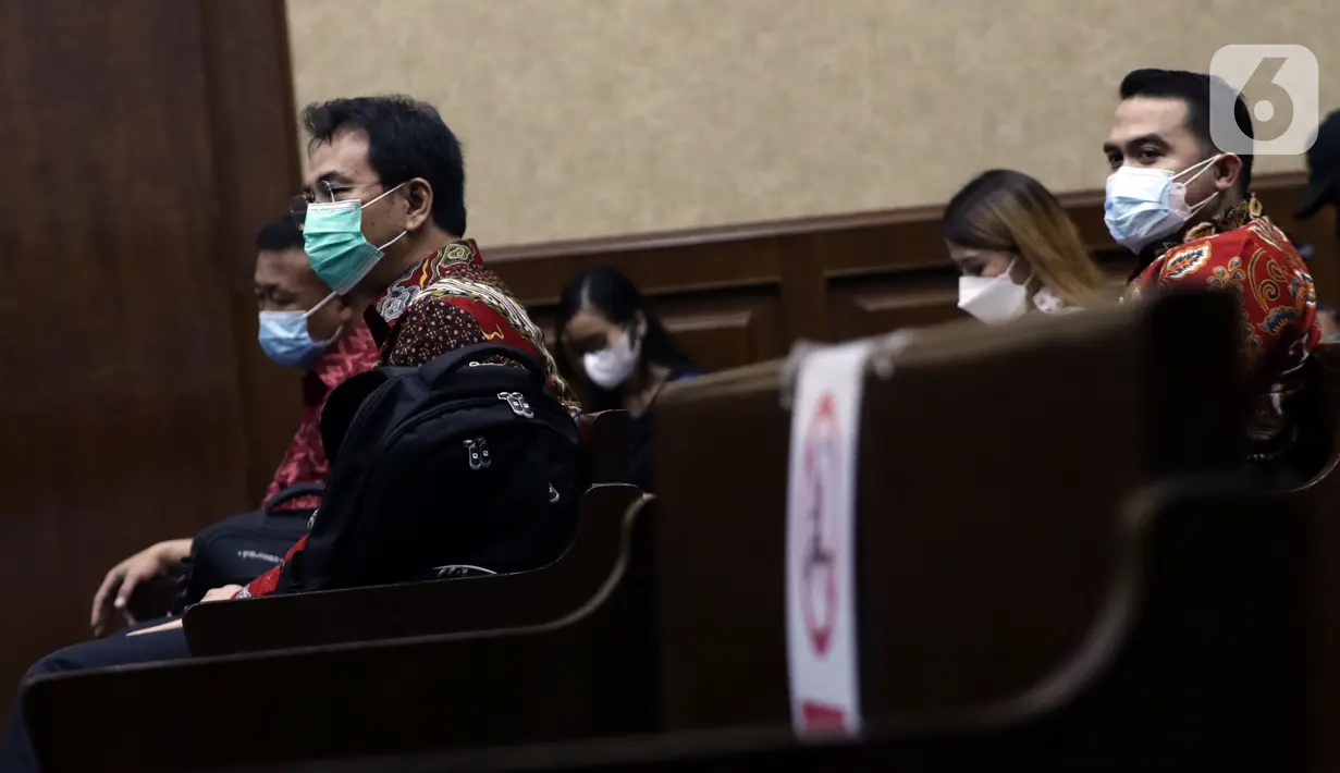 Mantan Wakil Ketua DPR Azis Syamsuddin (kedua kiri) saat menunggu waktu sidang lanjutan dugaan suap penanganan perkara korupsi di Lampung Tengah, Pengadilan Tipikor Jakarta, Kamis (23/12/2021). Sidang beragendakan pemeriksaan keterangan saksi-saksi. (Liputan6.com/Helmi Fithriansyah)