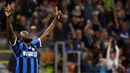 Striker Inter Milan, Romelu Lukaku, melakukan selebrasi usai membobol gawang Parma, pada laga Serie A 2019 di Stadion Giuseppe Meazza, Sabtu (26/10). Kedua tim bermain imbang 2-2. (AP/Antonio Calanni)