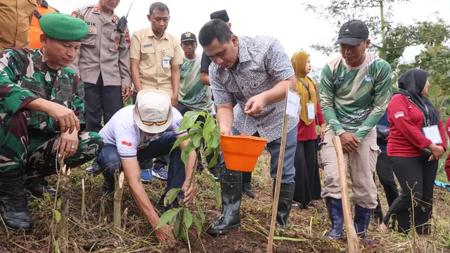 Wakil Gubernur Jawa Tengah Taj Yasin Maimoen menanam pohon durian di lereng Gunung Muria, Kabupaten Kudus. (Foto: Liputan6.com/Felek Wahyu)