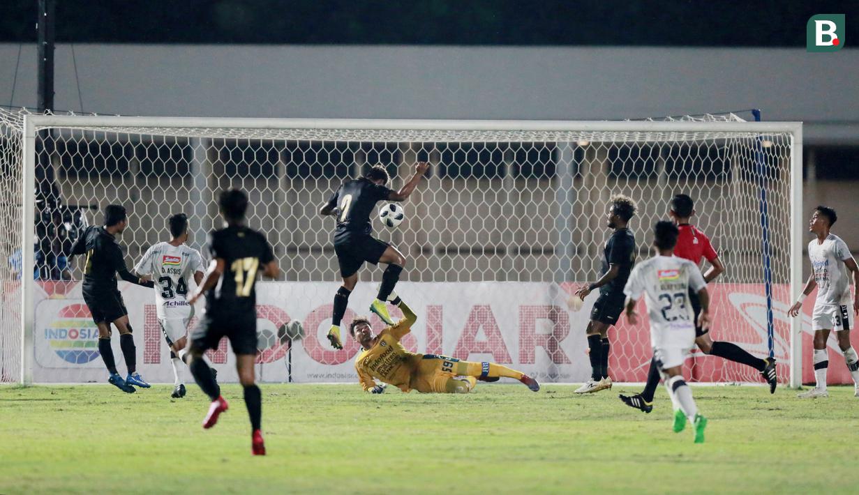 Penyerang Timnas Indonesia, Kushedya Hari Yudo, mencetak gol ke gawang Bali United pada laga uji coba di Stadion Madya, Minggu (7/3/2021). (Bola.com/ Ikhwan Yanuar Harun)