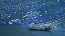 Foto yang diabadikan pada 10 November 2020 ini menunjukkan sebuah perahu nelayan berlayar di kawasan budi daya akuakultur di Wilayah Lianjiang, Provinsi Fujian, China tenggara. (Xinhua/Wei Peiquan)