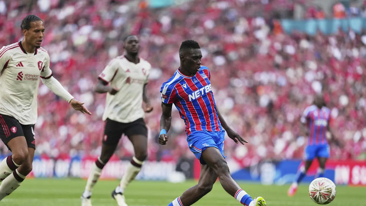 Ismaila Sarr mencetak gol di laga Community Shield antara Crystal Palace vs Liverpool di Stadion Wembley, Minggu (10/08/2025) malam WIB. (AP Photo/Dave Shopland).