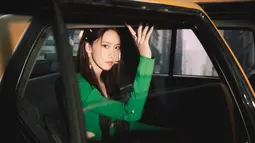 YoonA SNSD duduk di dalam taksi dengan tatapan intens. (Foto: Twitter/ Girls' Generation)