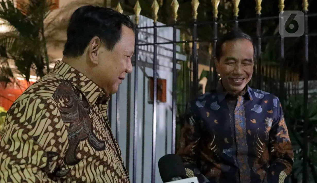 Usai pertemuan, keduanya menyempatkan memberikan keterangan ke awak media sekitar pukul 21.05 WIB. (Liputan6.com/Herman Zakharia)