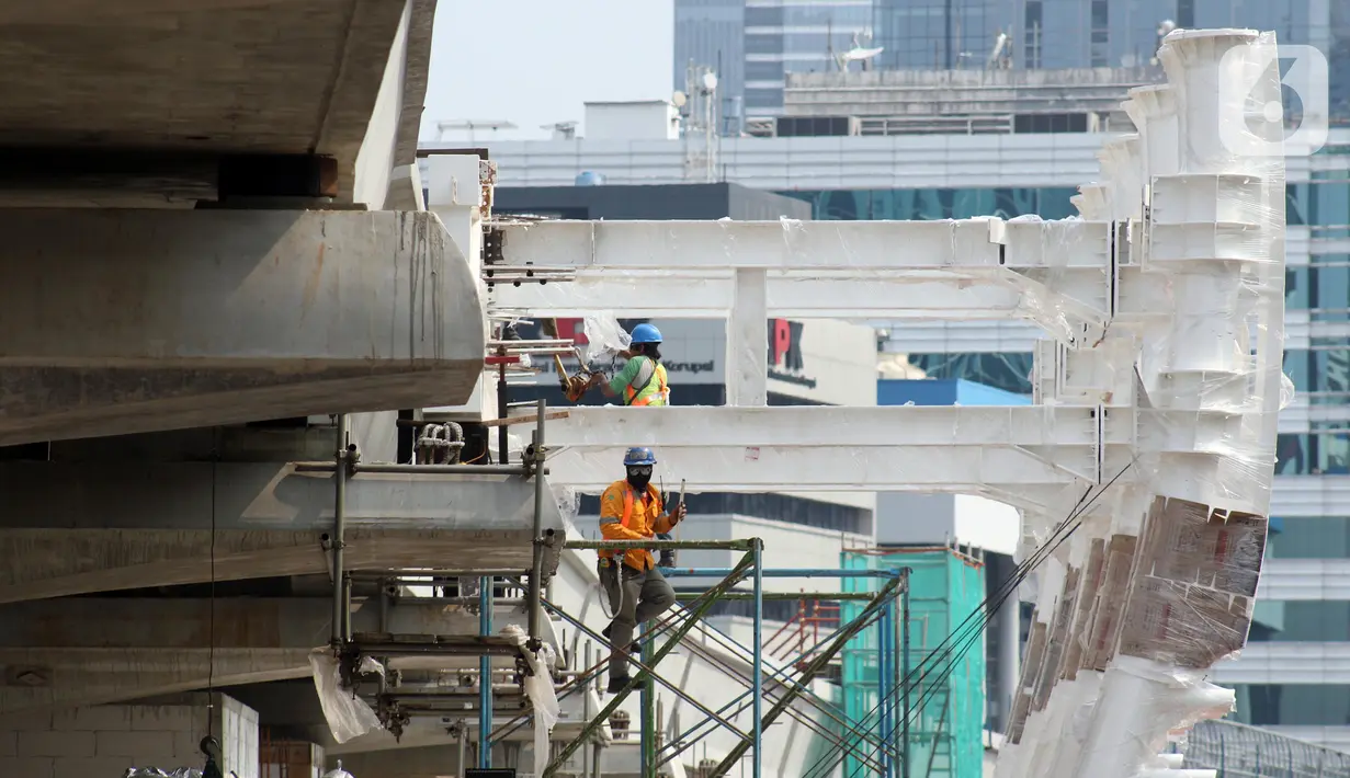 Pekerja melakukan aktivitas pemasangan penyangga Stasiun LRT di Jalan HR Rasuna Said, Jakarta, Sabtu (30/11/2019). Per 22 November 2019, progres pembangunan lintas dua rute Cawang- Dukuh Atas mencapai 59 persen, dan lintas tiga rute Cawang-Bekasi Timur 60,6 persen. (Liputan6.com/Helmi Fithriansyah)