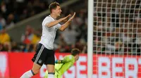 Gelandang Jerman, Leon Goretzka melakukan selebrasi usai mencetak gol ke gawang Norwegia pada grup C Kualifikasi Piala Dunia 2018 di Stuttgart, Jerman,(4/9). Jerman menang telak atas Norwegia 6-0. (AP Photo/Michael Probst)