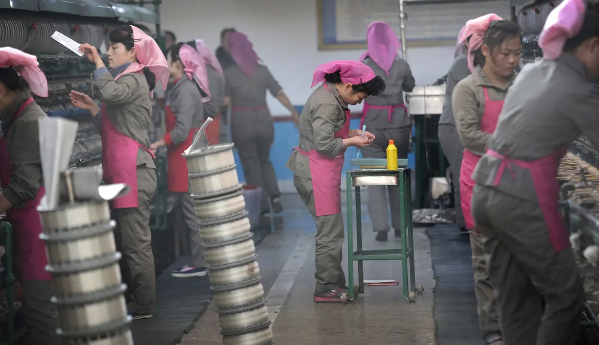 Kesibukan pekerja wanita saat melakukan pekerjaannya di Kim Jong Suk Silk Mill, Pyongyang, Korea Utara (6/1). Di pabrik penghasil benang sutera ini, pekerjanya didominasi oleh kaum wanita. (AP Photo/Wong Maye-E)