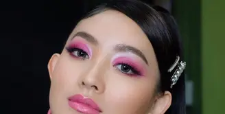 Kali ini, Natasha Wilona tampil dengan makeup monokromatik serba pink yang mencolok. Namun di bagian mata, ia tambahkan shimmer eyeshadow warna putih sebagai aksen. (Instagram/natashawilona12).