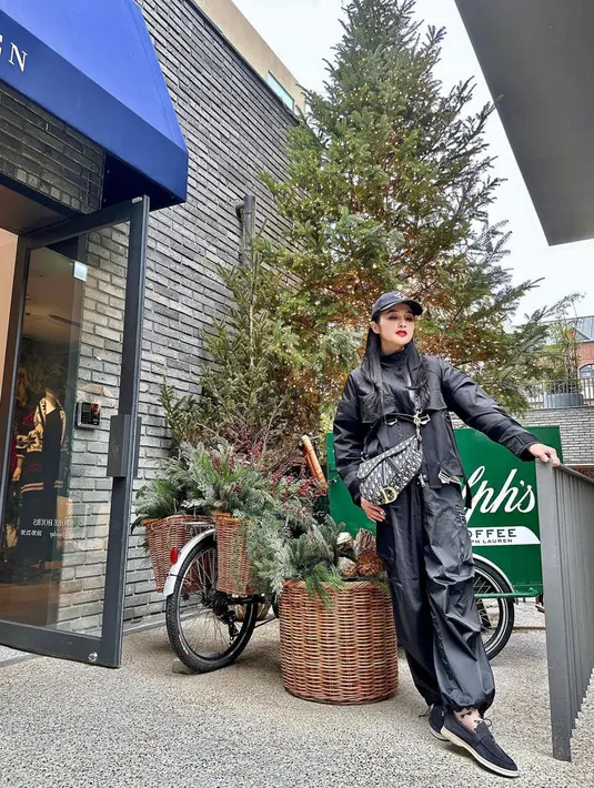 Tampil sporty dengan busana serba hitam, penampilan istri dari Harvey Moeis ini curi perhatian netizen. Tak sedikit netizen yang menyebut jika gaya penampilannya tak terlihat telah memiliki dua anak. (Liputan6.com/IG/@sandradewi88)
