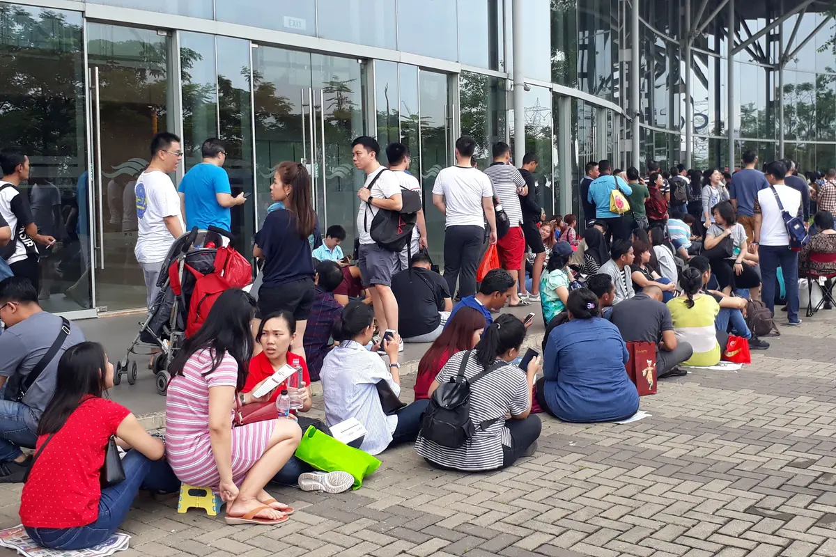 Ribuan orang mengantri panjang event CIMB Niaga Xtra Xpo di ICE BSD, Kabupaten Tangerang, Sabtu (16/2/2019)