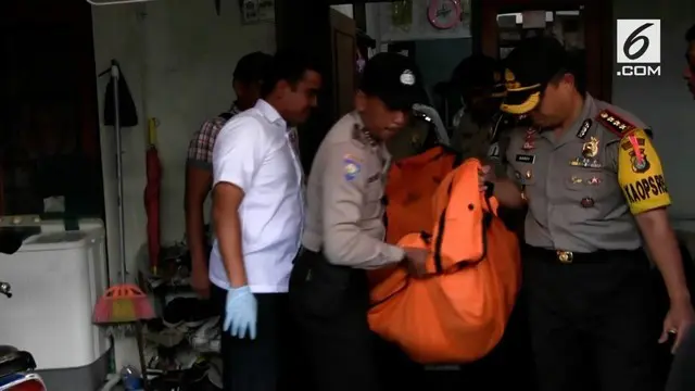 Satu keluarga di Tangerang tewas dibunuh. Polisi menemukan jasad mereka di dalam rumah.