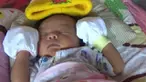 Seorang wanita yang memiliki kelamin ganda berhasil melahirkan anak pertamanya.
