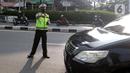 Polisi menghentikan mobil saat pemberlakuan ganjil genap di kawasan Fatmawati, Jakarta, Senin (25/10/2021). Sistem ganjil genap di DKI Jakarta berlaku pada hari Senin hingga Jumat pada pukul 06.00-10.00 WIB dan 16.00-20.00 WIB. (Liputan6.com/Herman Zakharia)