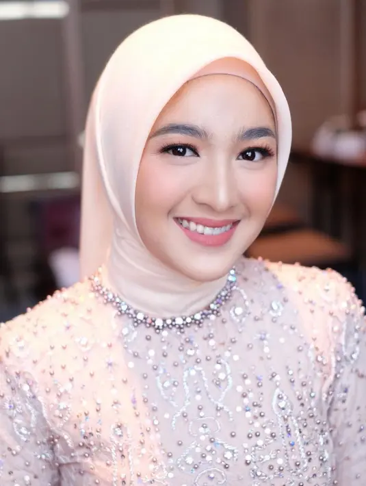 Berbeda dengan dulu yang tampil menggemaskan dengan rambut poni, kini dia sudah menggunakan hijab. [foto: instagram/cutsyifaa]