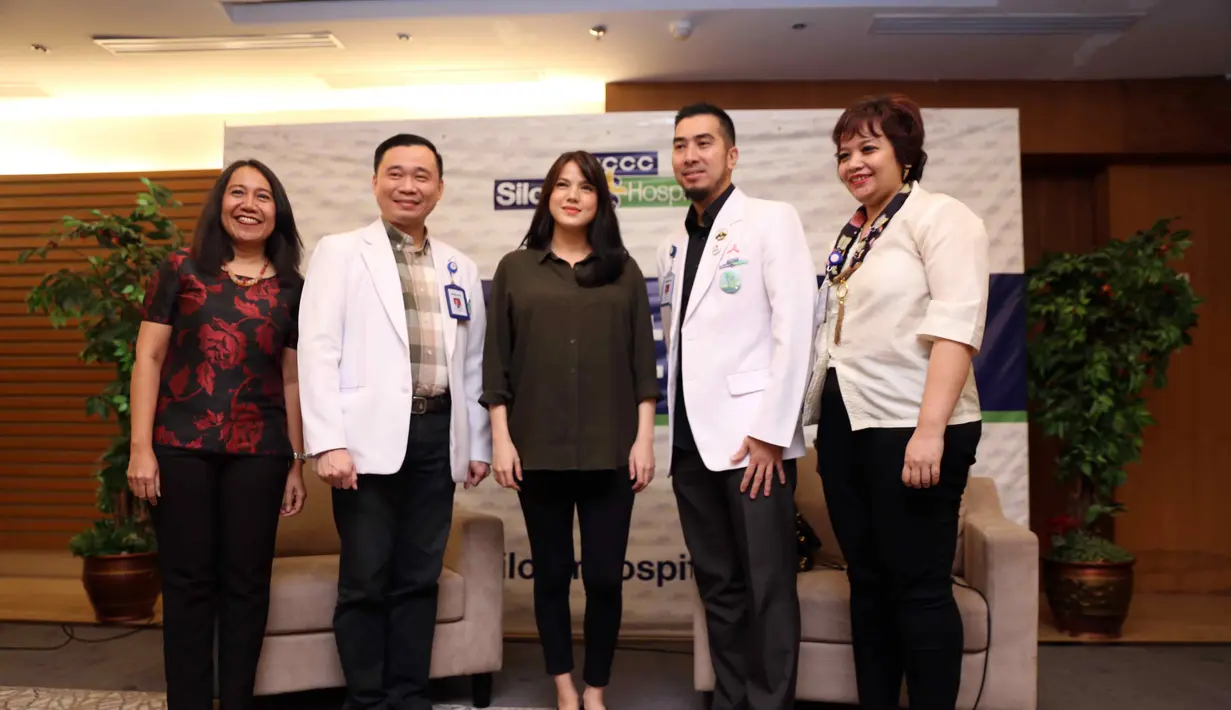 Beruntung suaminya lebih tenang. Meski sebagai ayah baru, Alvin lebih tenang saat buah hati yang telah dinantikan selama lima tahun itu mengalami muntah. Bahkan menenangkan perempuan 29 tahun itu. (Nurwahyunan/Bintang.com)