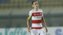 Pemain Madura United, Slamet Nurcahyo, tampak lesu usai ditaklukkan Persebaya Surabaya pada laga Piala Menpora 2021 di Stadion Si Jalak Harupat, Bandung, Minggu (28/3/2021). Madura United takluk dengan skor 2-1. (Bola.com/M Iqbal Ichsan)