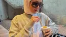 Ibu dua anak ini terlihat kenakan sweater abu-abu dipadu dengan hijab pashima putih [@paula_verhoeven]