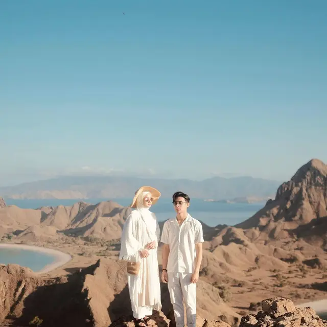 6 Potret Dinda Hauw dan Rey Mbayang Pakai Baju Senada saat Liburan, Makin Romantis