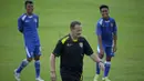 Dejan Antonic, pelatih Persib Bandung asal Serbia ini memimpin sesi latihan sore sebagai persiapan melawan Arema Cronus dalam turnamen sepak bola Bali Island 2016 di Stadion Gelora Samudra, Kuta, Bali, Senin (22/2/2016). (Bola.com/Peksi Cahyo)